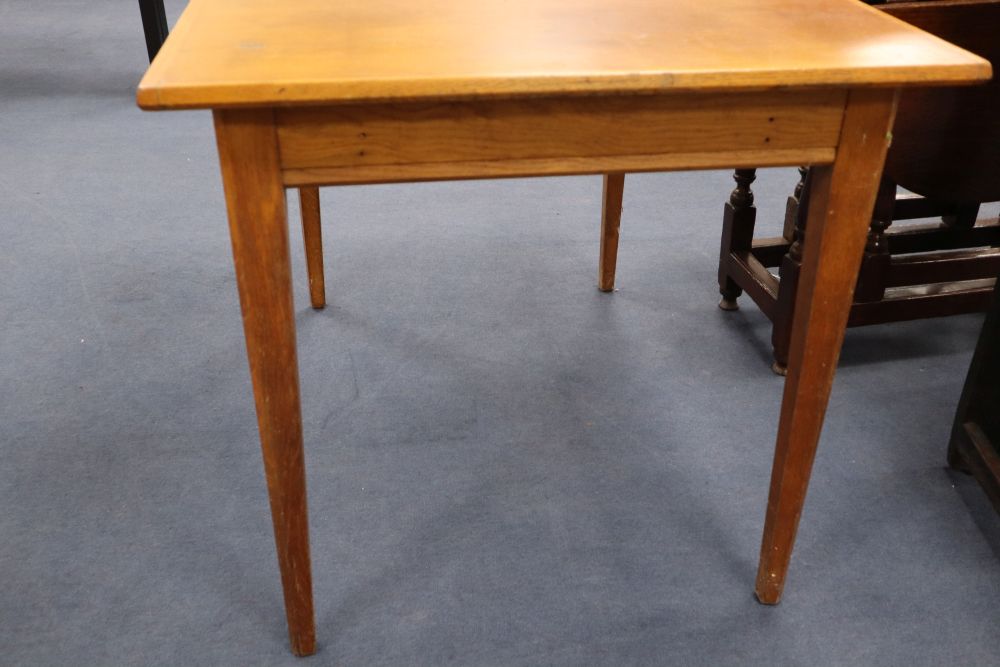 A Heals oak extending dining table, 107 x 78cm